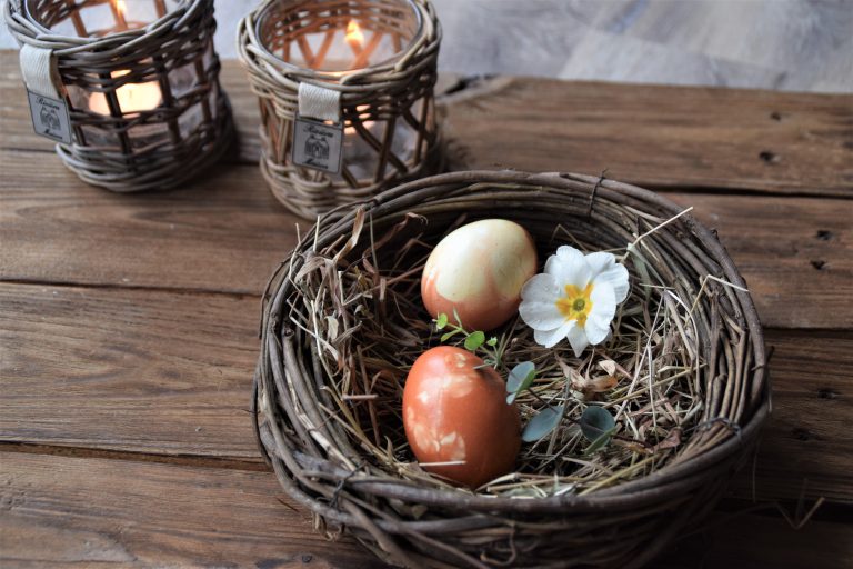 Eier natürlich färben mit Zwiebelschalen