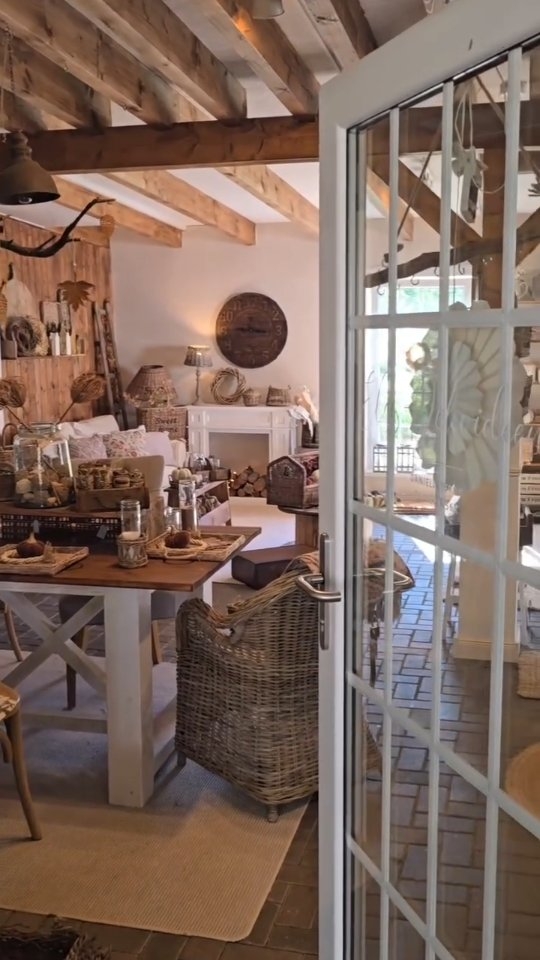 🍁🍂🍁Hallo ihr Lieben, lange war es ruhig in meinem Feed. Wasserschäden und der Urlaub haben mich etwas ausgebremst. Das Lädchen und der Shop sind bereit für die gemütliche Jahreszeit.  Ich freue mich auf Kuscheldecke und Kerzenschein. 
Seid ihr Team Herbst oder Sommer? Viel Freude beim Inspirieren lassen.
 Startet gut in das Wochenende🍁🍂🍁
