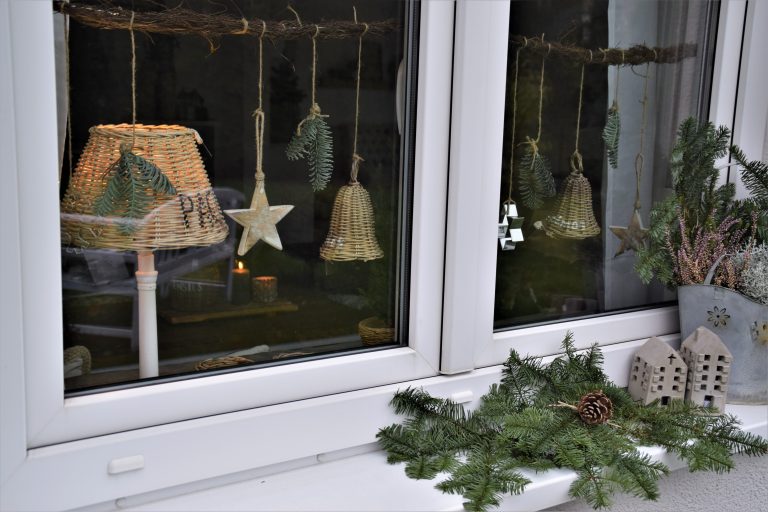 Hilfsmittel Kleiderbügel als Fensterdekoration