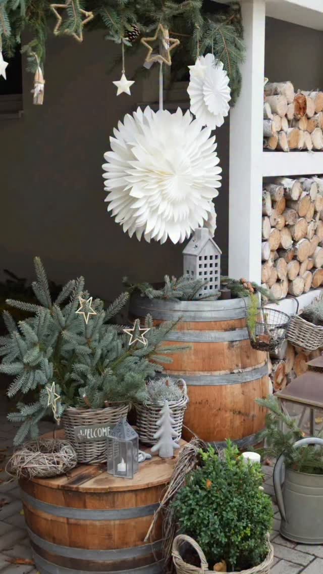 DIY Outdoor Santas

Während ich schon die ganze Woche Tag und Nacht das Lädchen winterlich verzaubere, mussten heute auch die Kürbisse im Außenbereich weichen. 
Meine Weihnachtsmänner hängen nun  schon das dritte Jahr und hier seht ihr, wie ich sie gemacht habe.

Also schnappt die Kinder oder werkelt für Euch ganz alleine diese süßen Anhänger für das Geschenk oder den Ast. Habt einen gemütlichen Sonntag!

Die Anleitung wie immer auf www.elas-dekoideen.de

#Winterdeko #Winterdekoration #DIYWinterdeko #WinterDIY #OutdoorDeko
#Gartendeko #Balkondeko #Haustürdeko #Eingangsdeko #Naturdeko
#Dekoideen #Dekoliebe #Selbstgemacht #DoItYourself #Bastelliebe
#UpcyclingDeko #Kreativsein #KreativeIdeen #Winterzauber #Lichterzauber
#Winterwonderland #CozyVibes #HyggeFeeling #WinterFeeling #Frostzauber
#Winterinspiration #HandgemachtMitLiebe