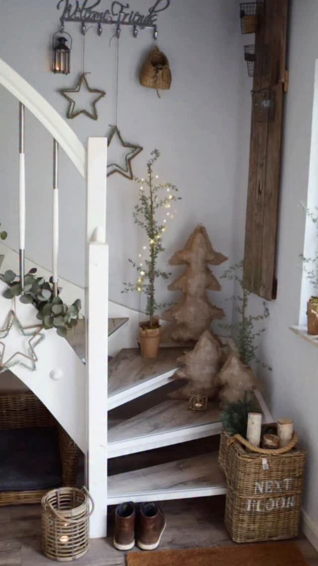 Schönes kaltes Wochenende für Euch!

Mein beliebtestes  Material ist und bleibt der Pflanzsack aus Jutestoff. Er ist nicht nur wetterbeständig sondern auch vielseitig einsetzbar! Ob als kleine Anhänger an den Tannenzweigen im Garten, als Kissen (siehe Story) oder eben als Bäumchen.

Liebe Grüße Ela