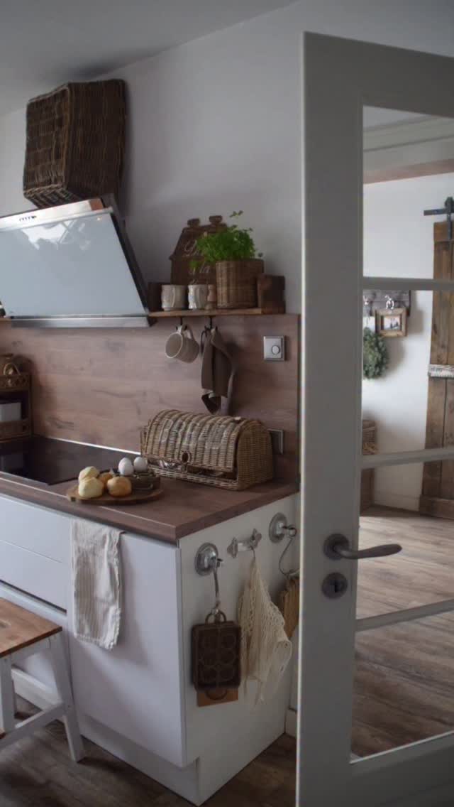 Hallo ihr Lieben- hier hatten nach 10Jahren  die Arbeitsplatten einfach ausgedient... Was eine Farbveränderung so ausmacht- aber seht selbst! 
Habt einen schönen faulen Sonntag!