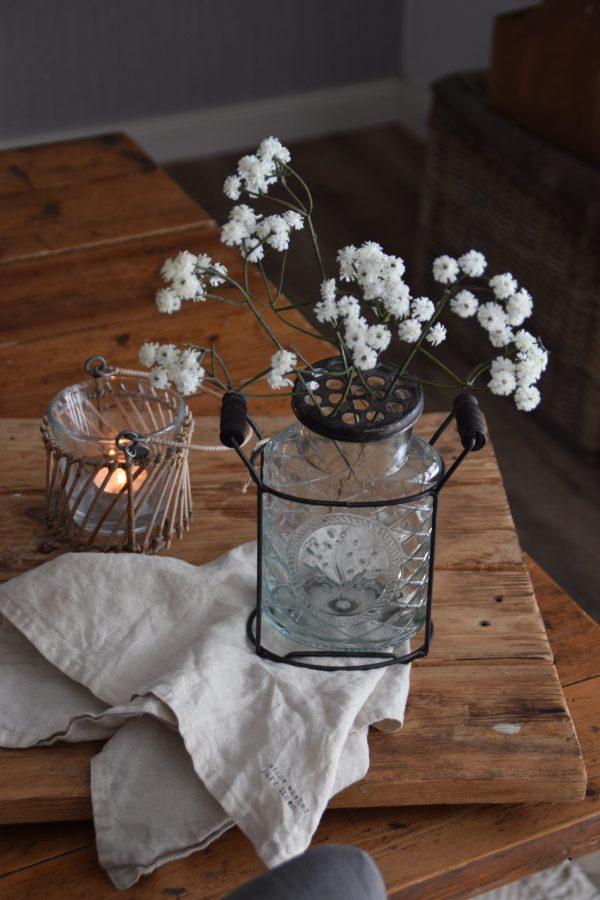 Flasche im Korb mit Vasenhelfer