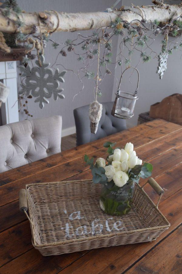 Tablett `a table